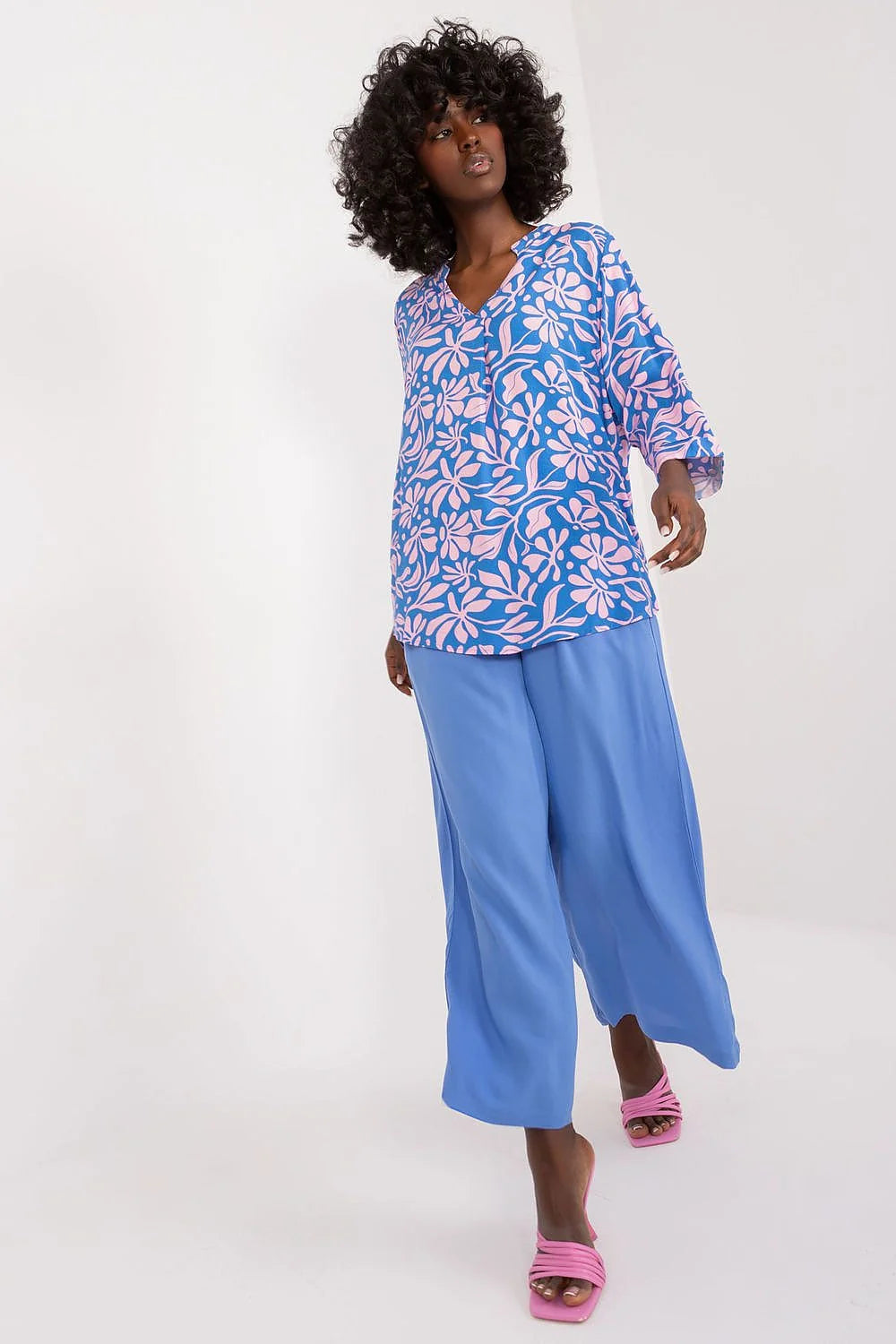 Chemisier pour femme avec motif floral abstrait, col V, manches 3/4, tissu doux en viscose, style décontracté, couleur bleu vif et rose pâle