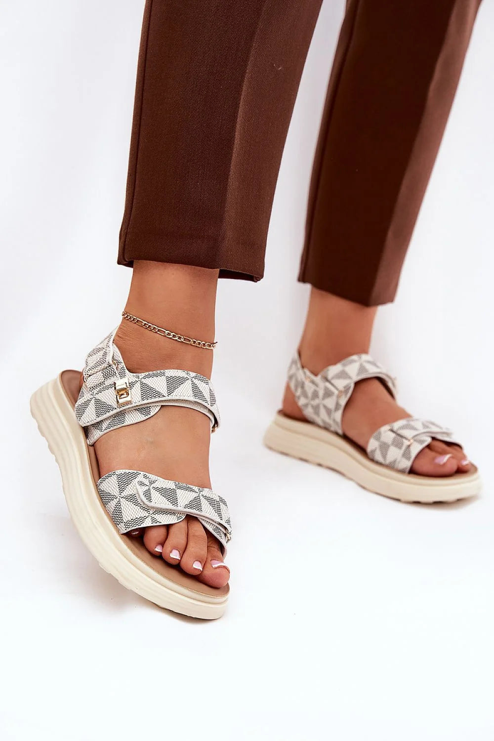 Sandales confortables femmes style moderne ouvertes lanières dorées été 2023