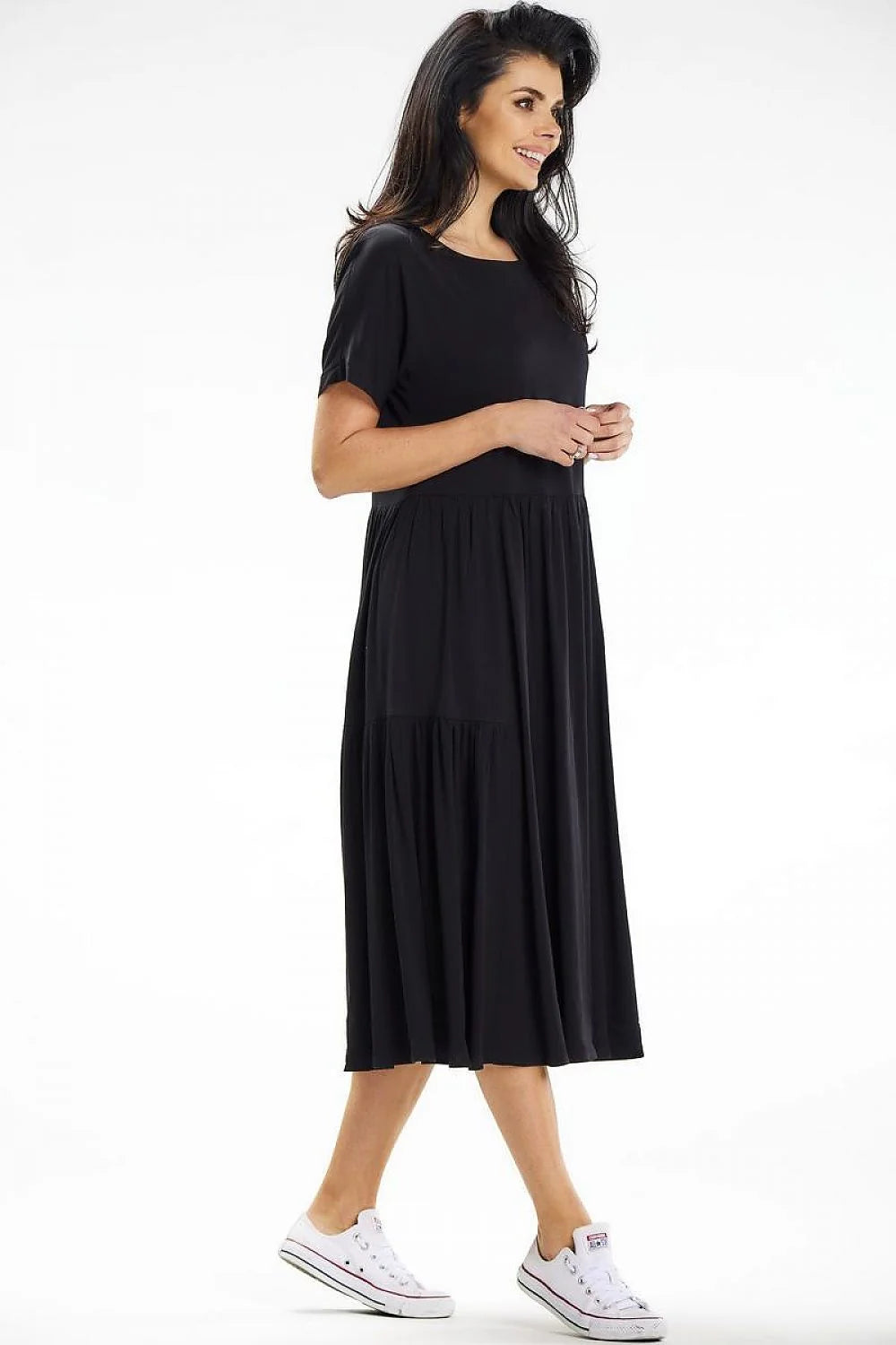 Robe femme été 2023 style décontracté noire matière douce longueur midi manches courtes encolure ronde femmes élégance confort