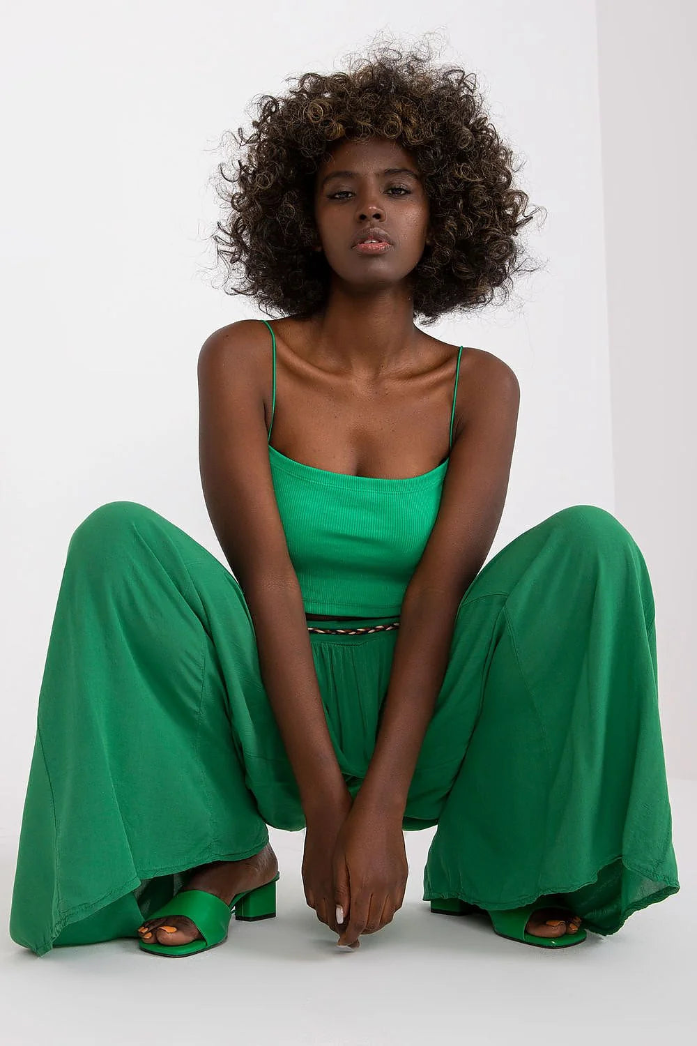 Ensemble féminin chic crop top et pantalon large femme noir ajusté confort matières douces