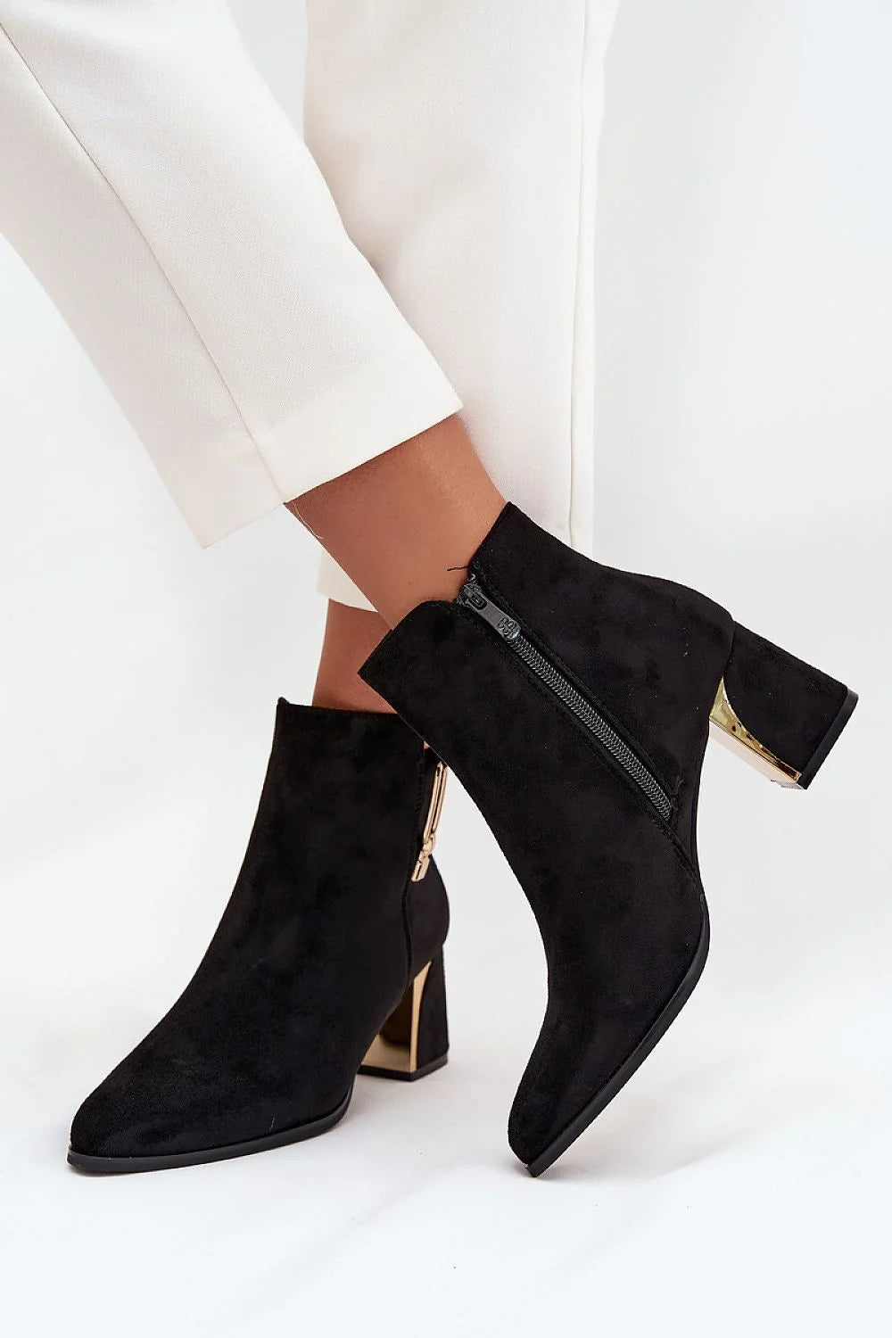 bottines suédine écologique noires cheville bout amande pointu fermeture zippée latérale talon bloc mi haut or métallisé confortable élégante