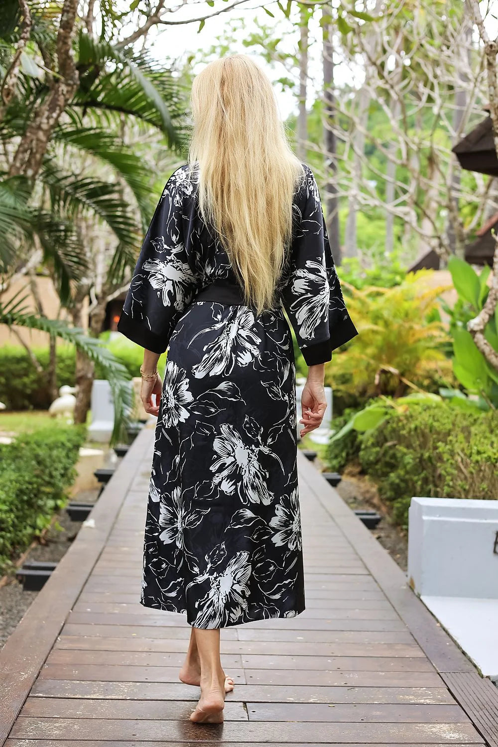 Peignoir long femme style kimono coupe fluide en satin polyester motif floral noir blanc avec ceinture taille ajustable