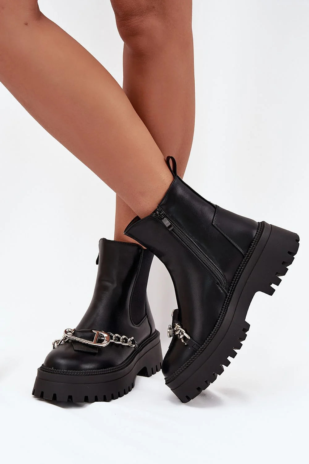 bottines femme cuir synthétique doublure fourrure plateforme semelle crantée talon moyen bout arrondi chaîne argentée boucle tige élastique fermeture éclair
