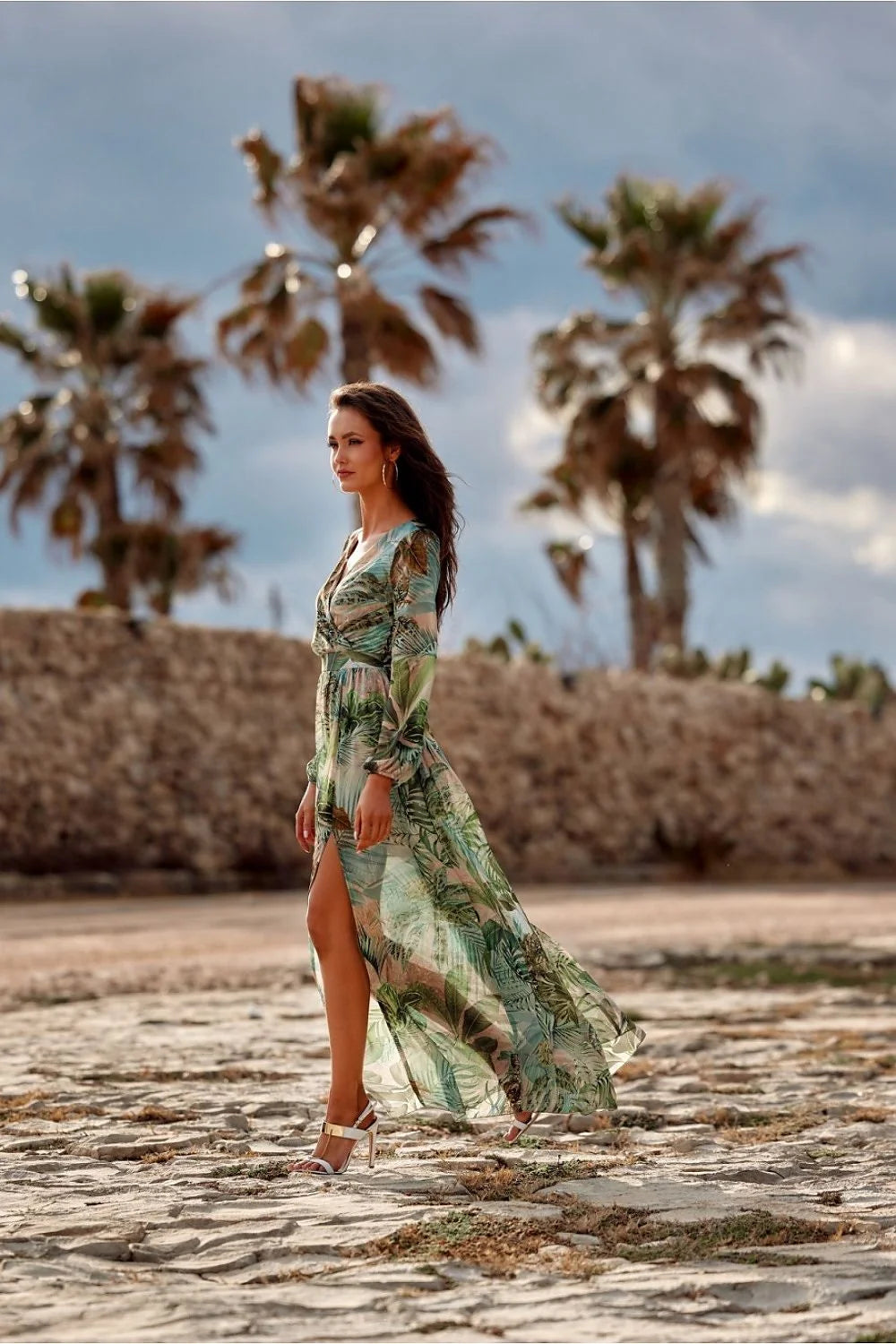 Robe de jour Roco Fashion longue manches longues encolure V croisée motif tropical palmiers vert beige