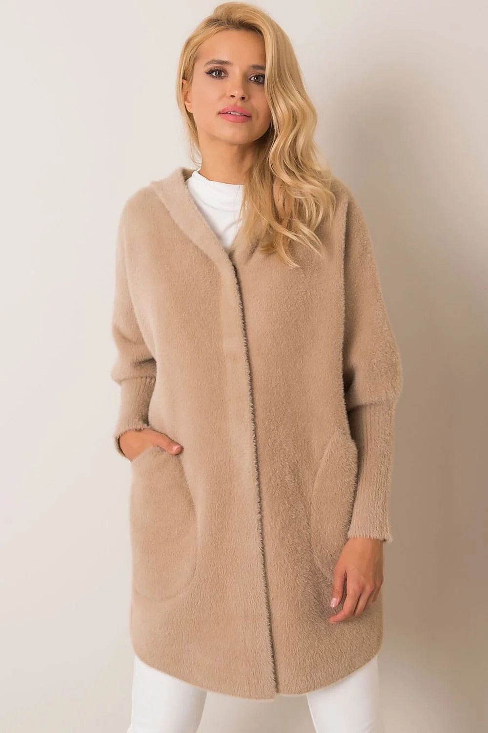 Manteau pour femme classique élégant coupe droite capuche poches latérales couleur beige matériau doux laine mohair automne hiver