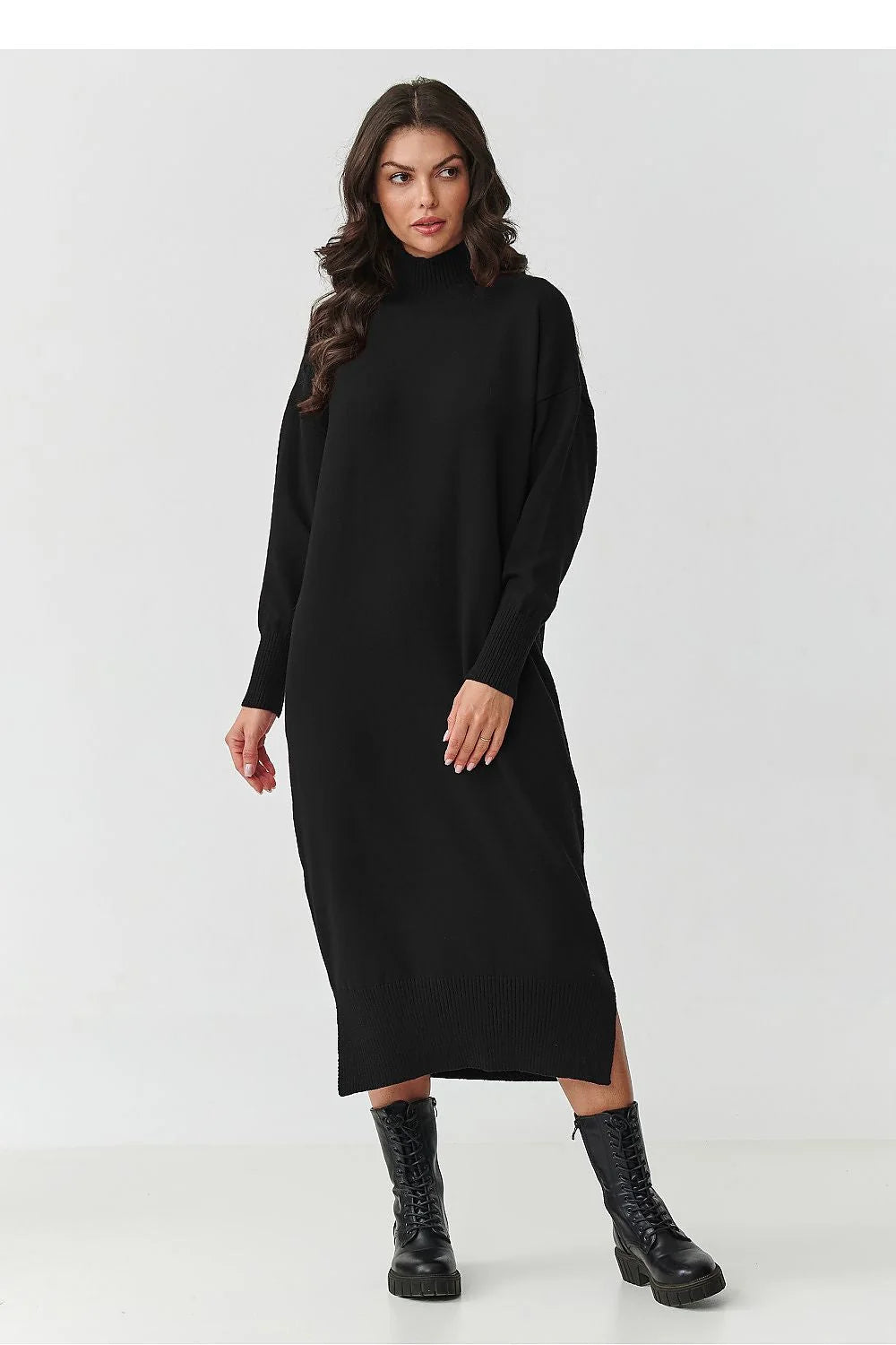 robe pull midi col roulé noir oversize manches longues coupe droite tricot viscose PBT nylon bords côtes fentes latérales polyvalente