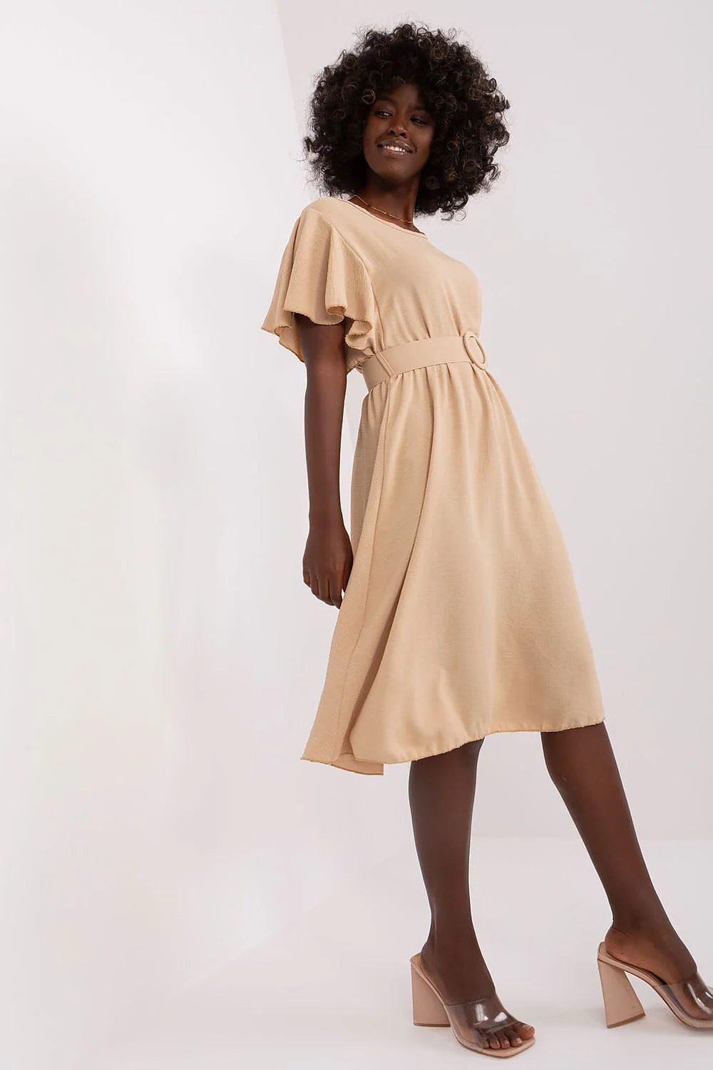 Robe de jour élégante et décontractée manches courtes volantées encolure ronde ceinture intégrée beige clair femme
