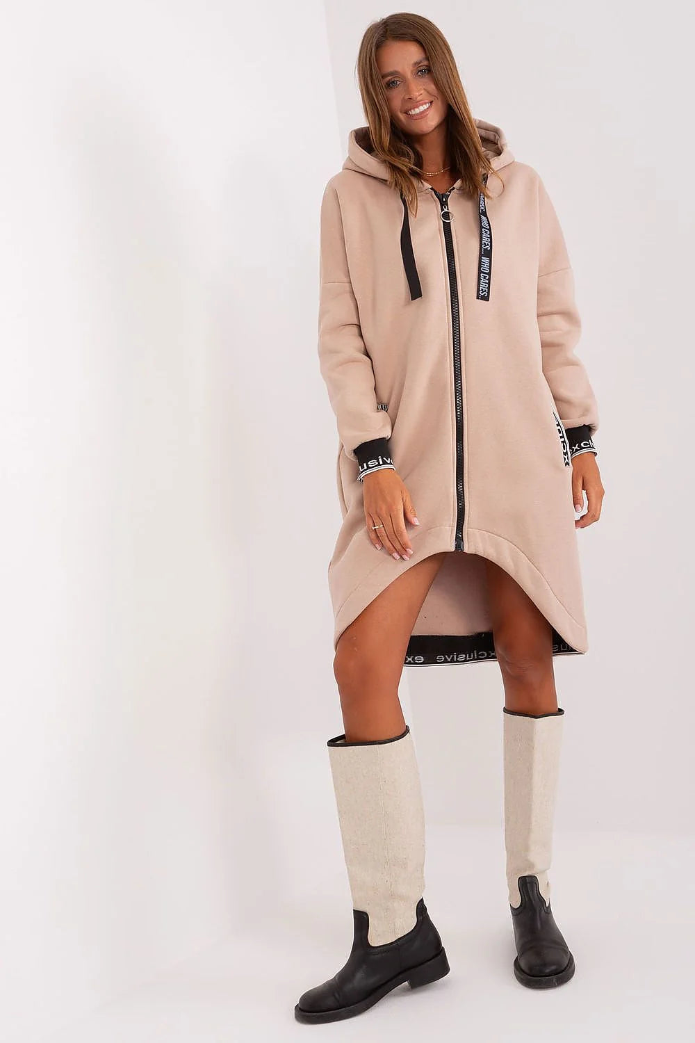 Sweatshirt longue femme style urbain moderne beige sable capuche manches longues poches exclusives fermeture éclair