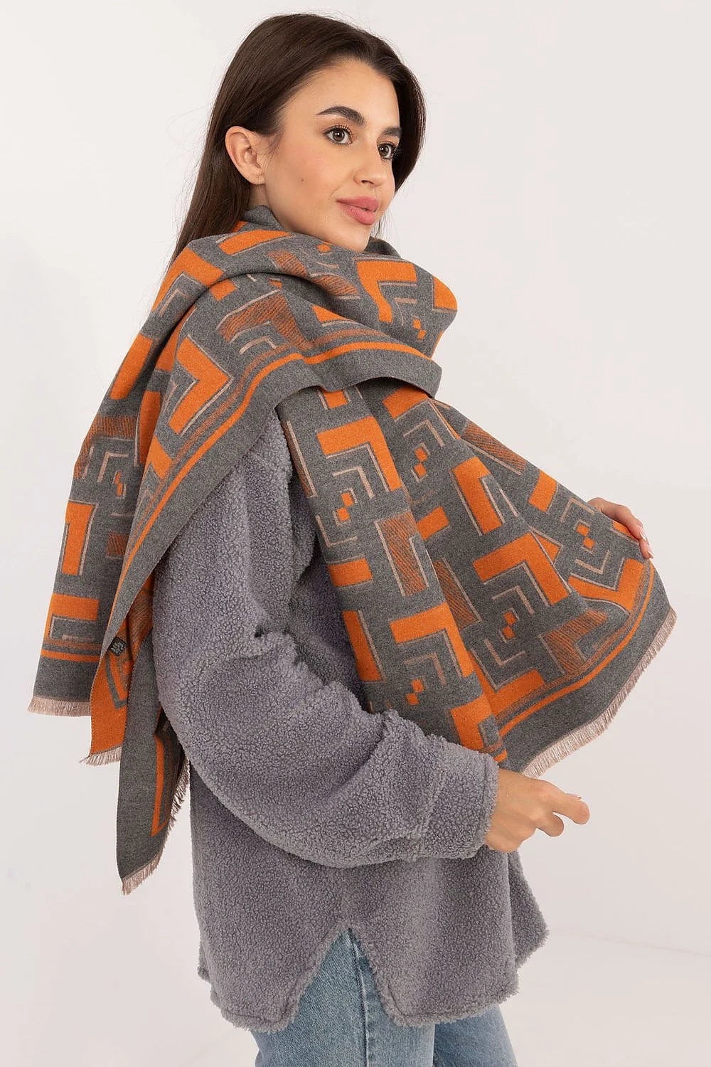 Châle de mode pour femme en viscose et laine, motif géométrique orange et gris, franges subtiles, longueur 190 cm, écharpe élégante et moderne