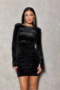 Robe courte élégante moderne velours noir finitions soignées manches longues silhouette ajustée femme occasions sophistiquées