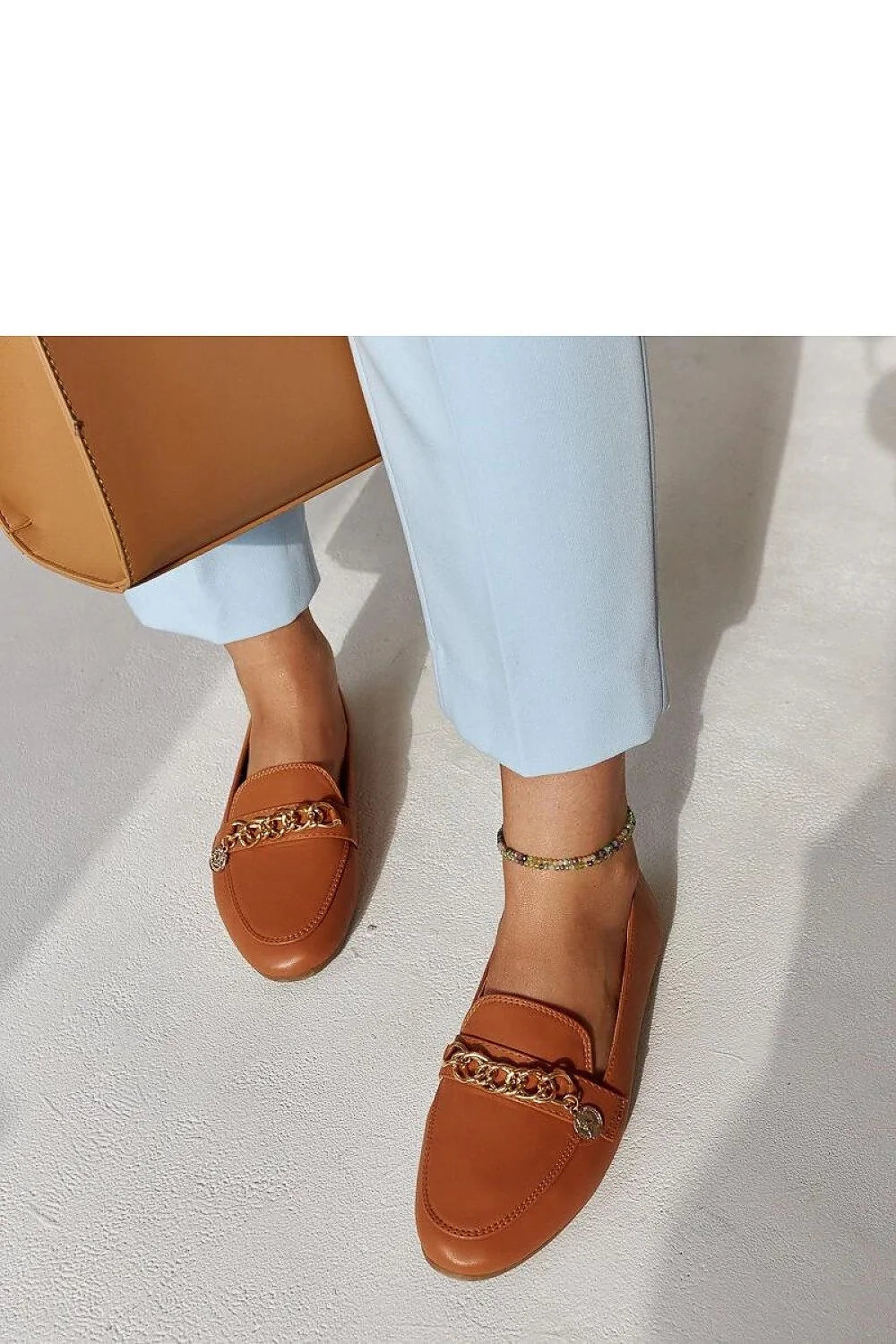 Moccasins pour femmes design élégant style intemporel chaîne dorée similicuir couleur camel confortable occasion polyvalente