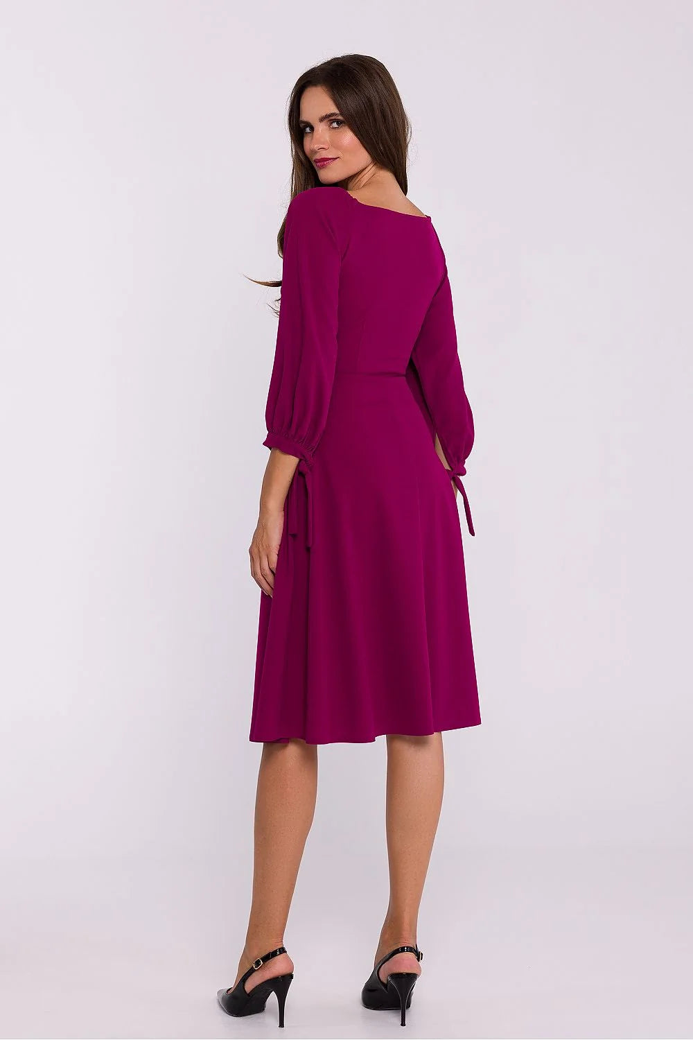 Robe de jour féminine élégante coupe évasée longueur midi encolure V croisée manches trois-quarts violet foncé femme