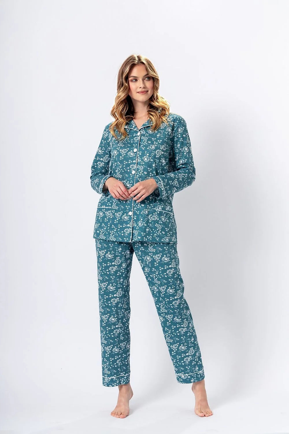 Pyjama femme en coton bio motif floral bleu canard chemise pantalon style classique confortable