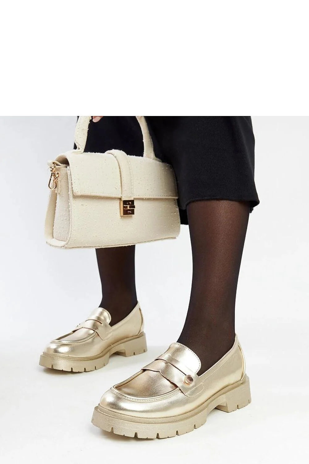 Chaussures basses eco-friendly dorées design moderne élégant moccasins femme jeune génération confortable style casual