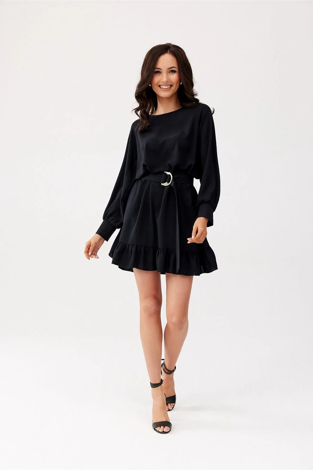 robe noire élégante courte fluide trapèze manches longues poignets froncés cintrée taille ceinturée boucle dorée volants polyvalente chic sophistiquée