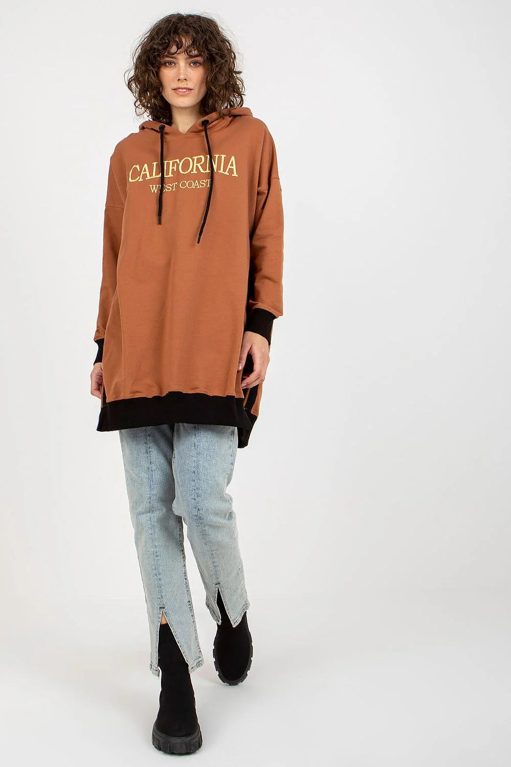 Sweatshirt à capuche pour femme couleur marron chaud longue coupe ample manches longues finitions contrastantes