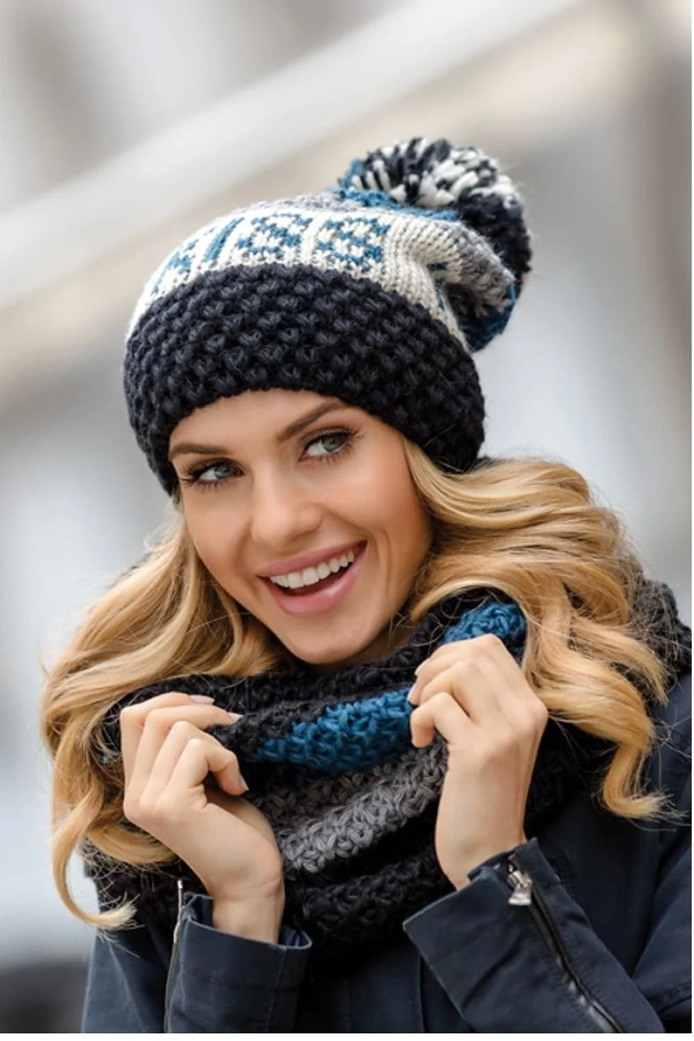 Bonnet d'hiver chic pour femme en tricot laine motifs graphiques pompon bicolor noir blanc ajustable élégant cosy