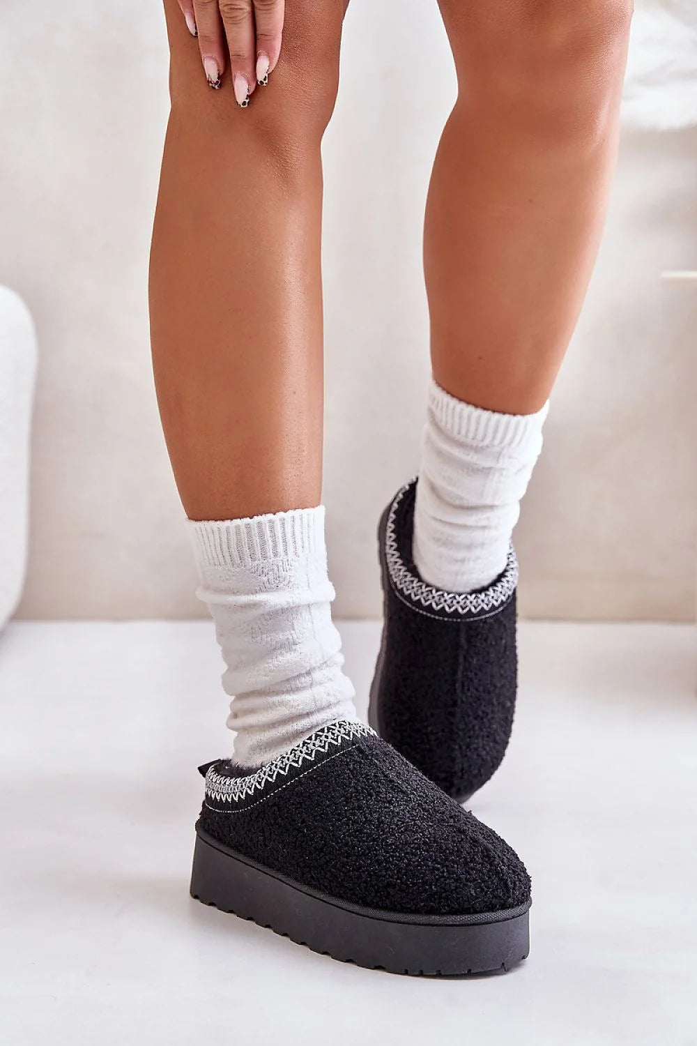 bottes neige femme fourrure mouton moderne plateforme confortable bouclé sherpa noir zigzag bordure blanche mule antidérapante