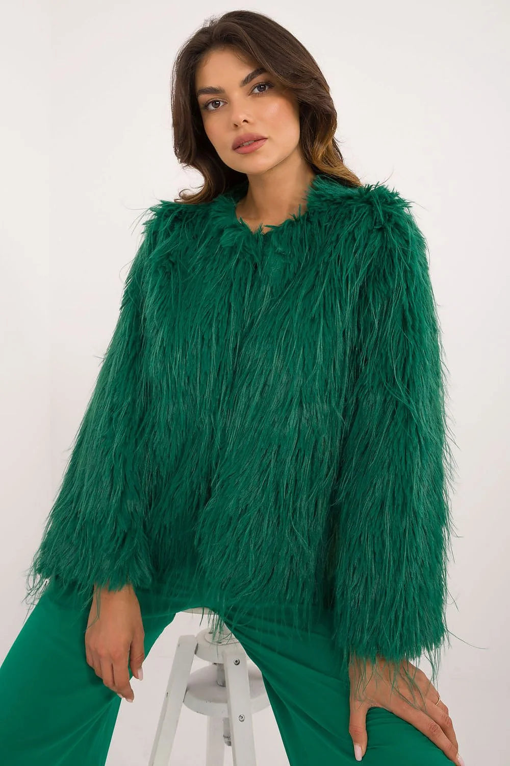 Veste élégante fourrure synthétique couleur verte émeraude coupe droite longueur classique encolure arrondie manches longues sans fermeture apparente confortable automne-hiver printemps femme