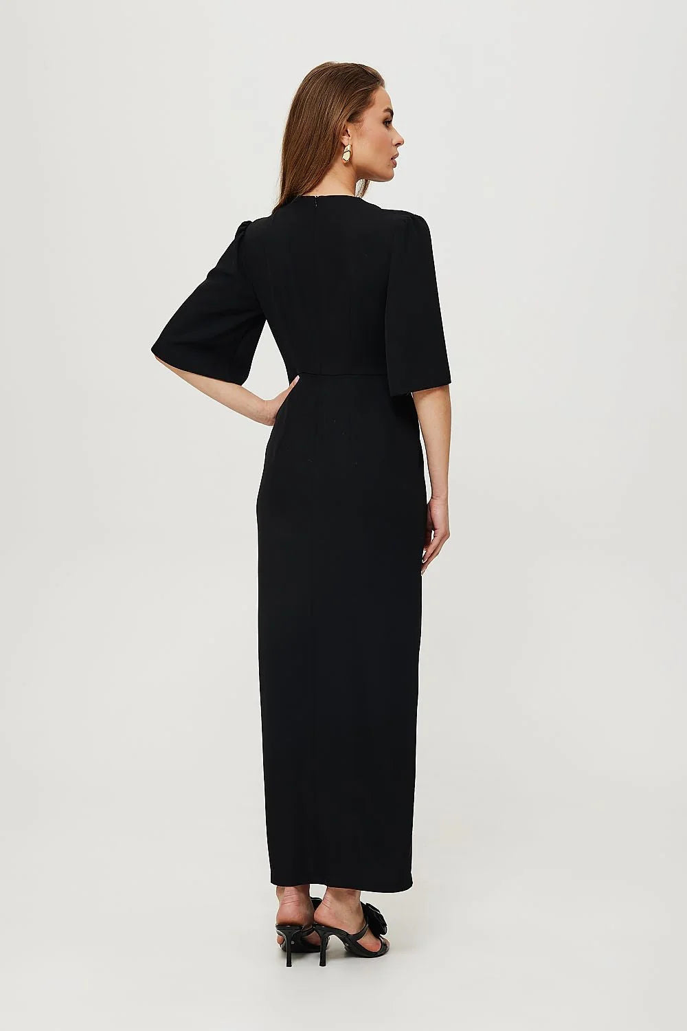 robe cocktail longue noire col V plongeant taille marquée manches mi longues fente haute latérale jupe droite tissu fluide élégante