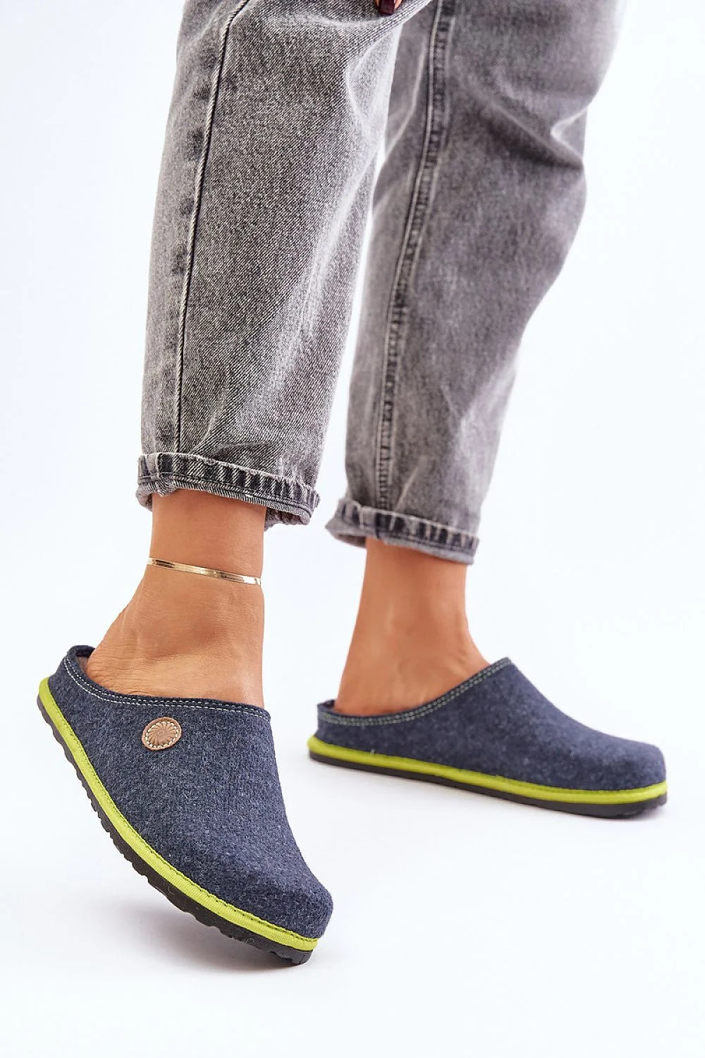 sabots femme confort anatomique semelle antidérapante feutre bleu marine liseré vert anis écoresponsable recyclé mules chaussons facile enfiler intérieur extérieur