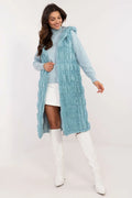 Ensemble mode hivernal pour femmes veste sans manches fourrure synthétique pull col roulé jupe courte bottes hautes bleu pastel blanc chic moderne