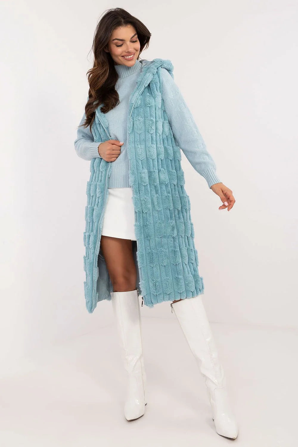 Ensemble mode hivernal pour femmes veste sans manches fourrure synthétique pull col roulé jupe courte bottes hautes bleu pastel blanc chic moderne