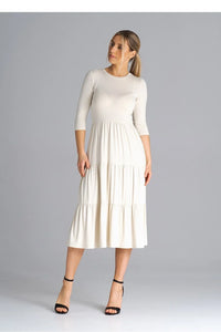 Robe midi tissu doux ivoire manches 3/4 encolure ronde volants subtils ajustée buste évasée taille silhouette intemporelle confort
