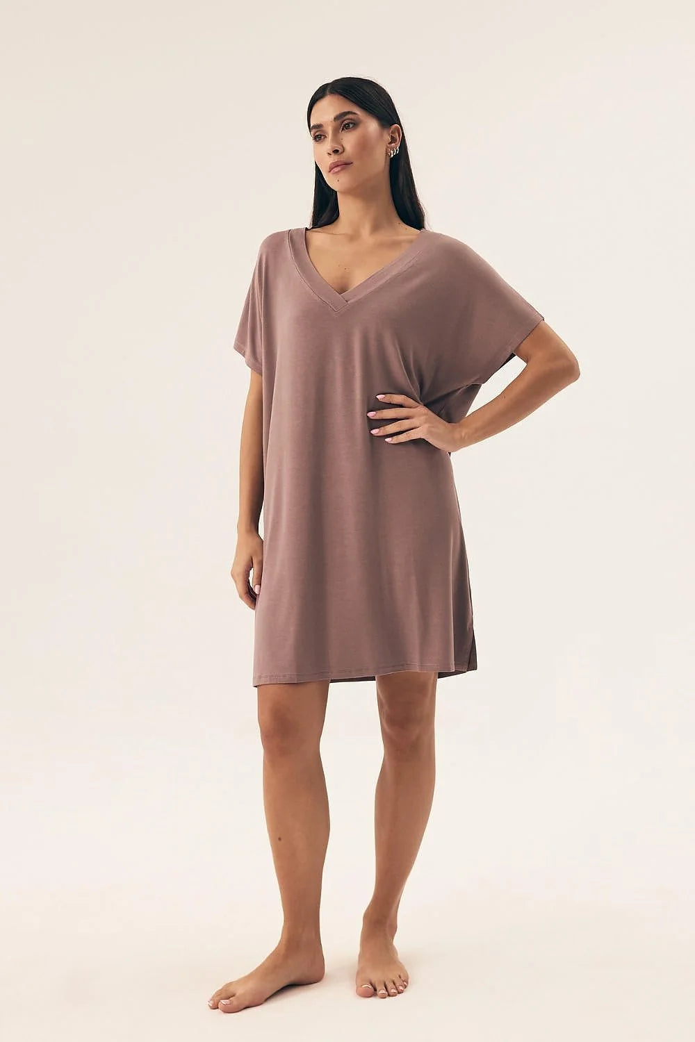 Chemise de nuit Henderson élégante en viscose 95% élasthanne 5% coupe ample manches courtes décolleté en V au-dessus du genou idéale pour nuits confortables femmes