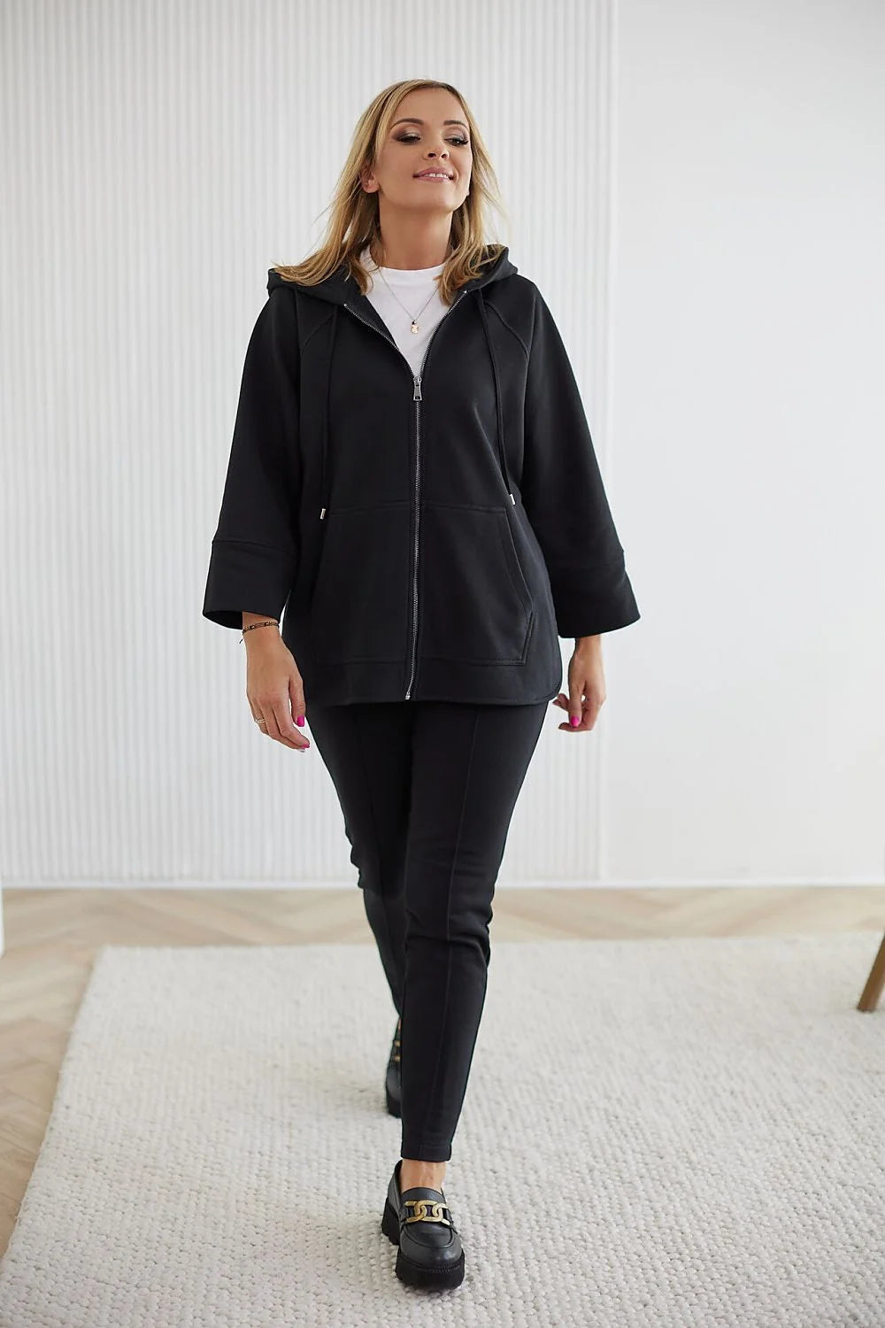 Sweatshirt La Aurora pour femmes mature, coupe oversize, capuche ajustable, fermeture éclair métal, poches kangourou, coton certifié 300g/m², style moderne urbain, couleur noire, vêtement polyvalent