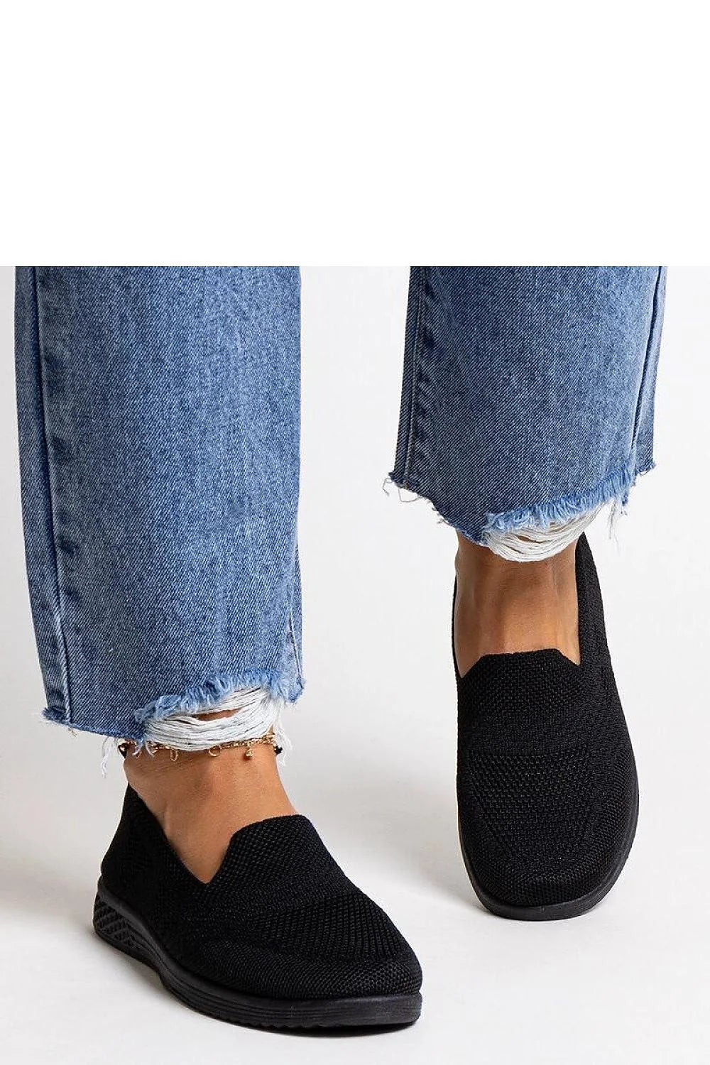Pantalon casual droit en denim déchiré, baskets sans lacets en maille noire, tenue urbaine décontractée pour femme