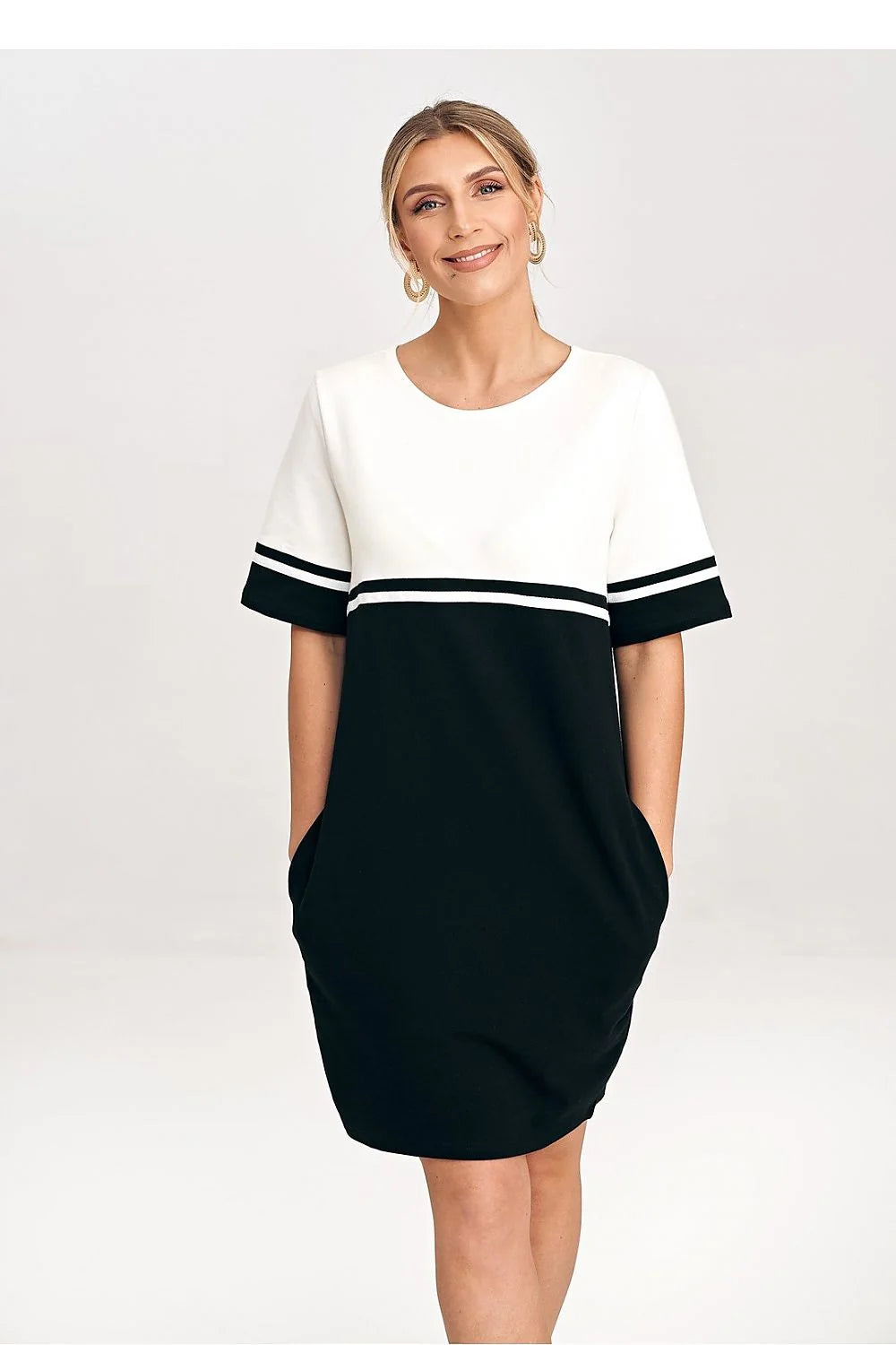 Robe de jour bicolore élégante femme coton manches courtes poches latérales taille ajustable style moderne occasion casual semi-formelle