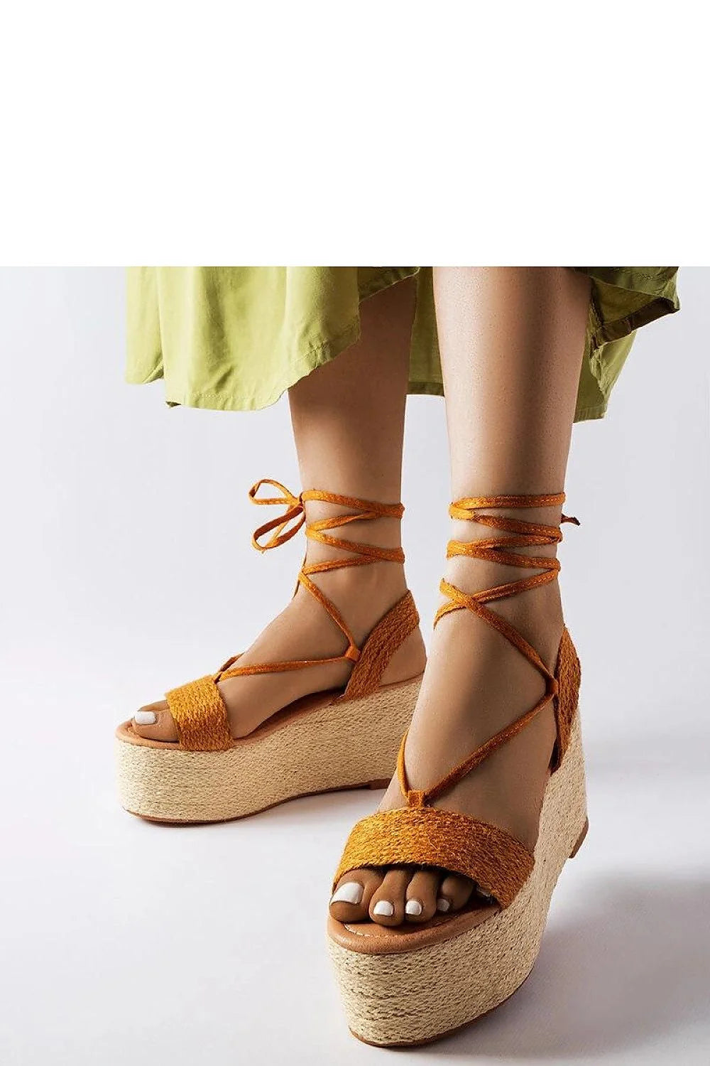 espadrille boho chic compensée plateforme haute orteils nus orange vif tressé bride large lanières croisées lacets cheville semelle jute beige