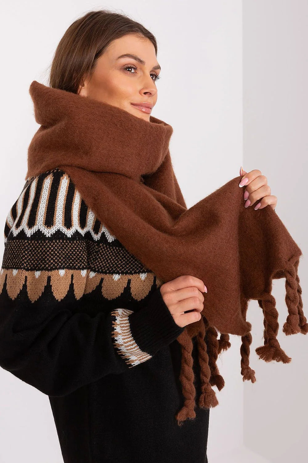 Châle d'hiver marron pour femmes en laine avec pompons élégants mode accessoire chaud style décontracté hiver automne