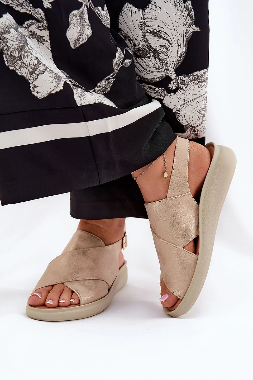 sandales jezzi cuir artificiel doré clair brides croisées bride arrière réglable boucle semelle beige amortie talon 4cm confortable chic été