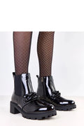 bottines chelsea noir verni bout rond talon bloc semelle crantée antidérapante chaîne décorative empiècement élastique zip intérieur doublée confortable élégante