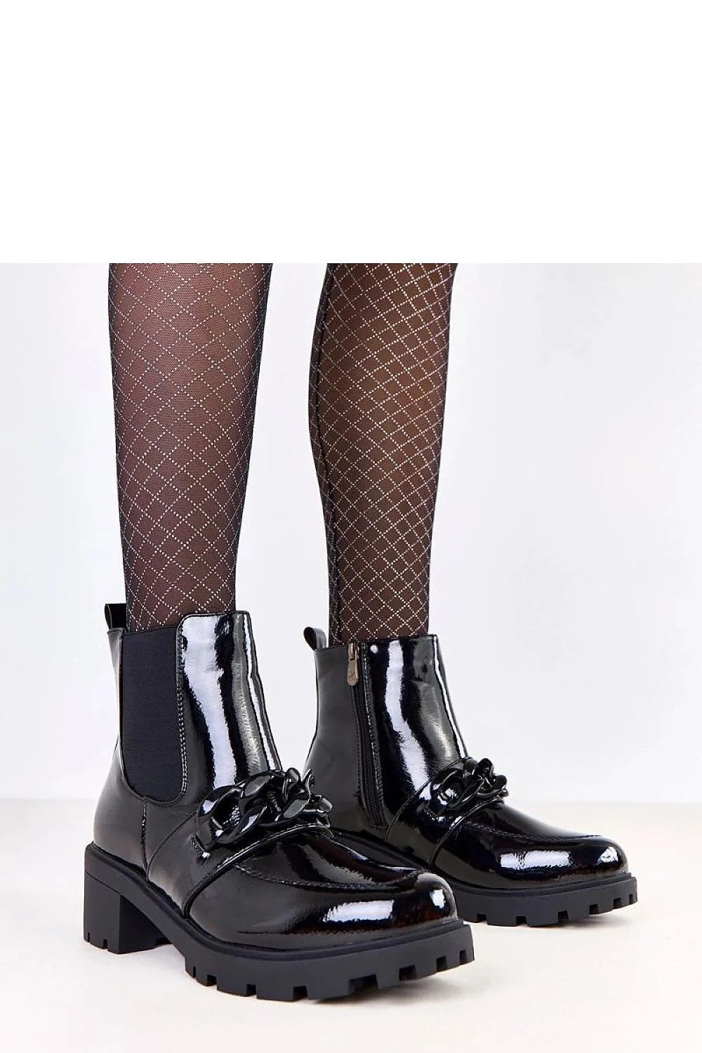 bottines chelsea noir verni bout rond talon bloc semelle crantée antidérapante chaîne décorative empiècement élastique zip intérieur doublée confortable élégante