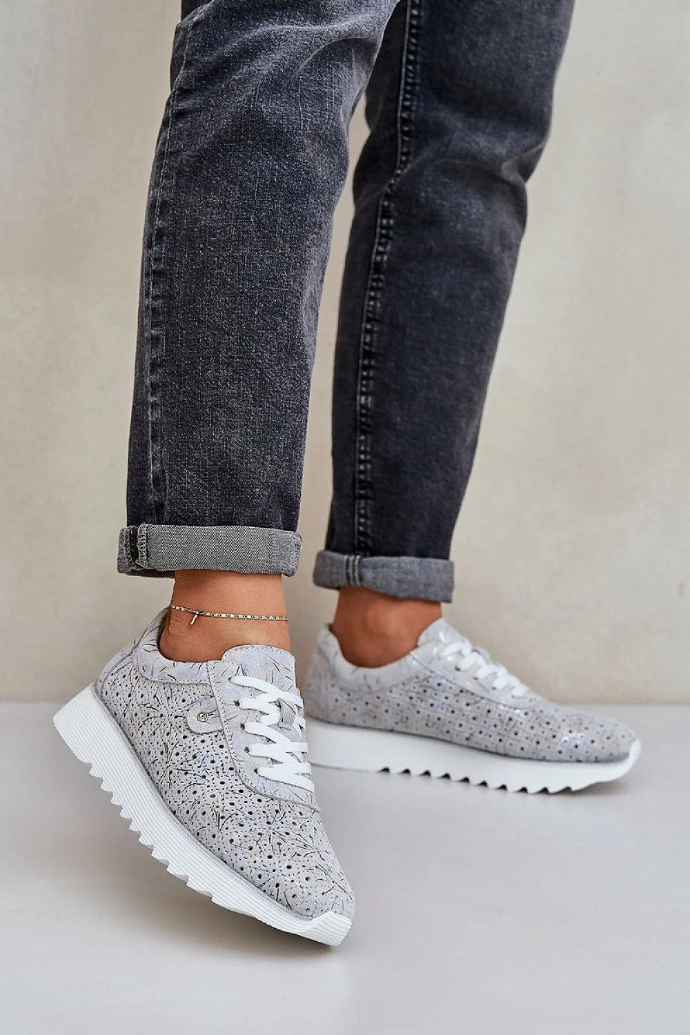 Chaussures de sport féminines modernes à perforations florales, low-cut, plateforme pailletée, cuir suédé naturel, style élégant, confort maximal