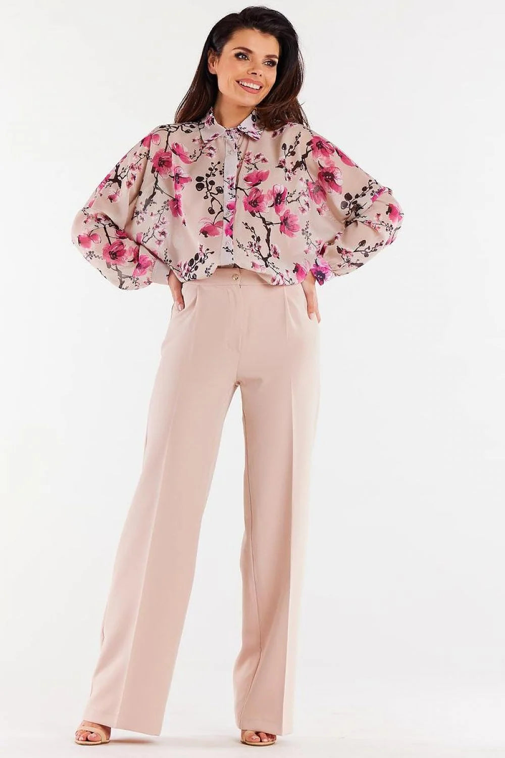 chemise femme manches longues imprimé floral fuchsia fond beige rosé soie fluide satiné coupe ample oversize poignets boutonnés élégante