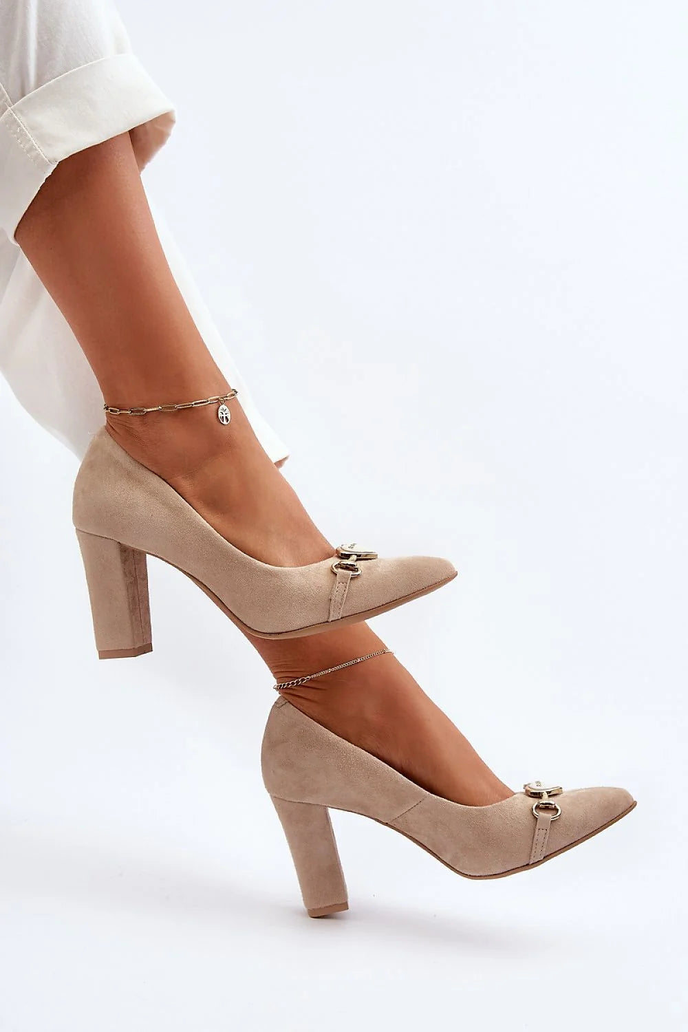 escarpins élégants talon stiletto épais stable neuf centimètres cuir suédé naturel beige velours bout pointu empeigne métallique doré coeur boucle
