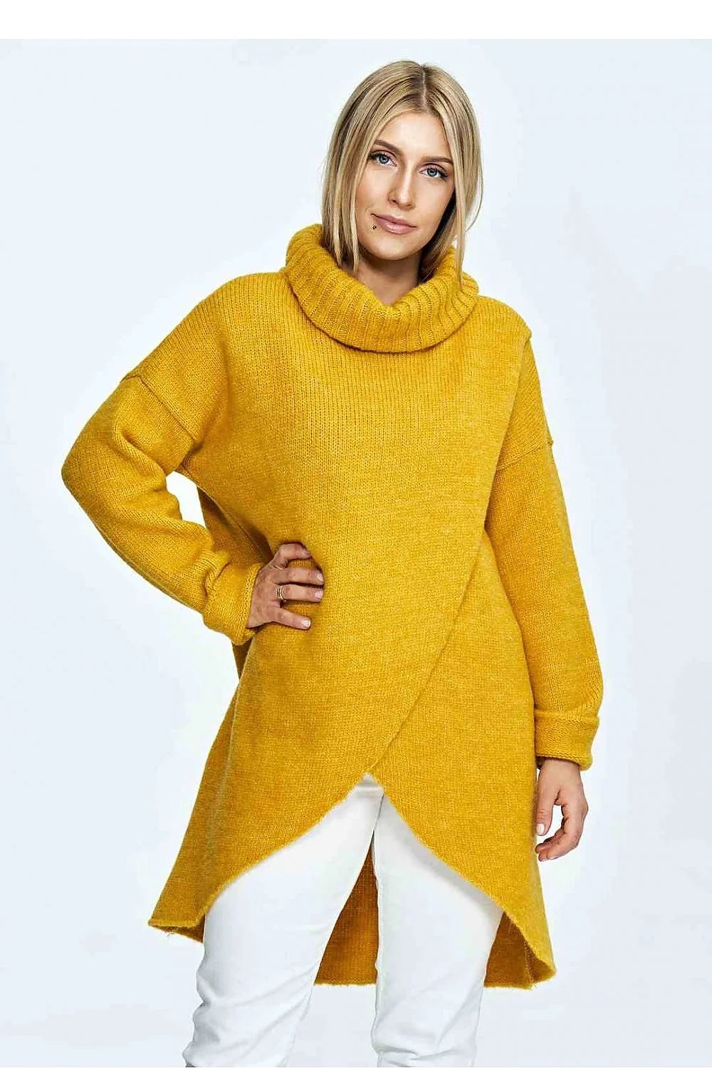 Pull-over en maille épaisse jaune moutarde asymétrique col roulé épaules tombantes longueur généreuse femme