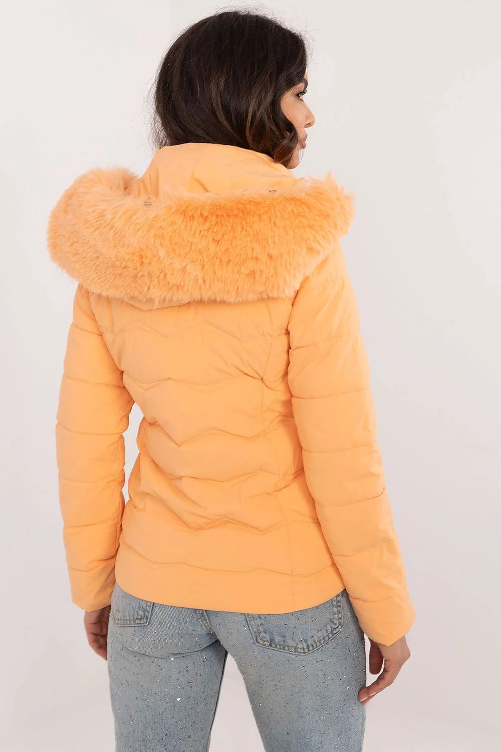 Veste pour femme en doudoune style moderne en polyester orange vif avec capuche fourrure fausse poches latérales zippées manches longues coupe ajustée
