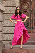 Robe femme design élégant moderne volants audacieux couleur rose vif coupe asymétrique manches bouffantes silhouette fluide