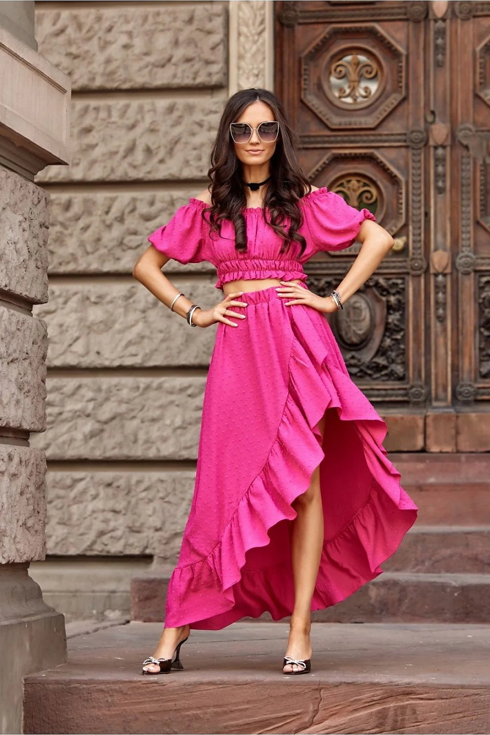 Robe femme design élégant moderne volants audacieux couleur rose vif coupe asymétrique manches bouffantes silhouette fluide