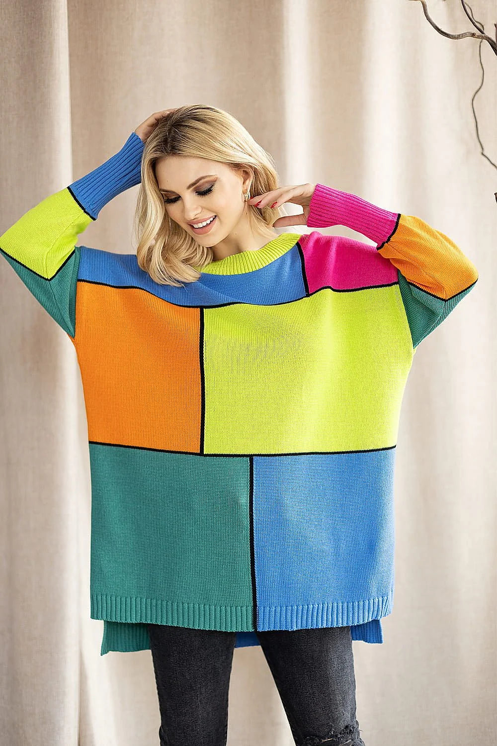 Pull-over audacieux pour femme avec motif géométrique coloré, coupe ample, manches longues, finitions côtelées, en maille acrylique et coton, parfaits pour les looks modernes et expressifs
