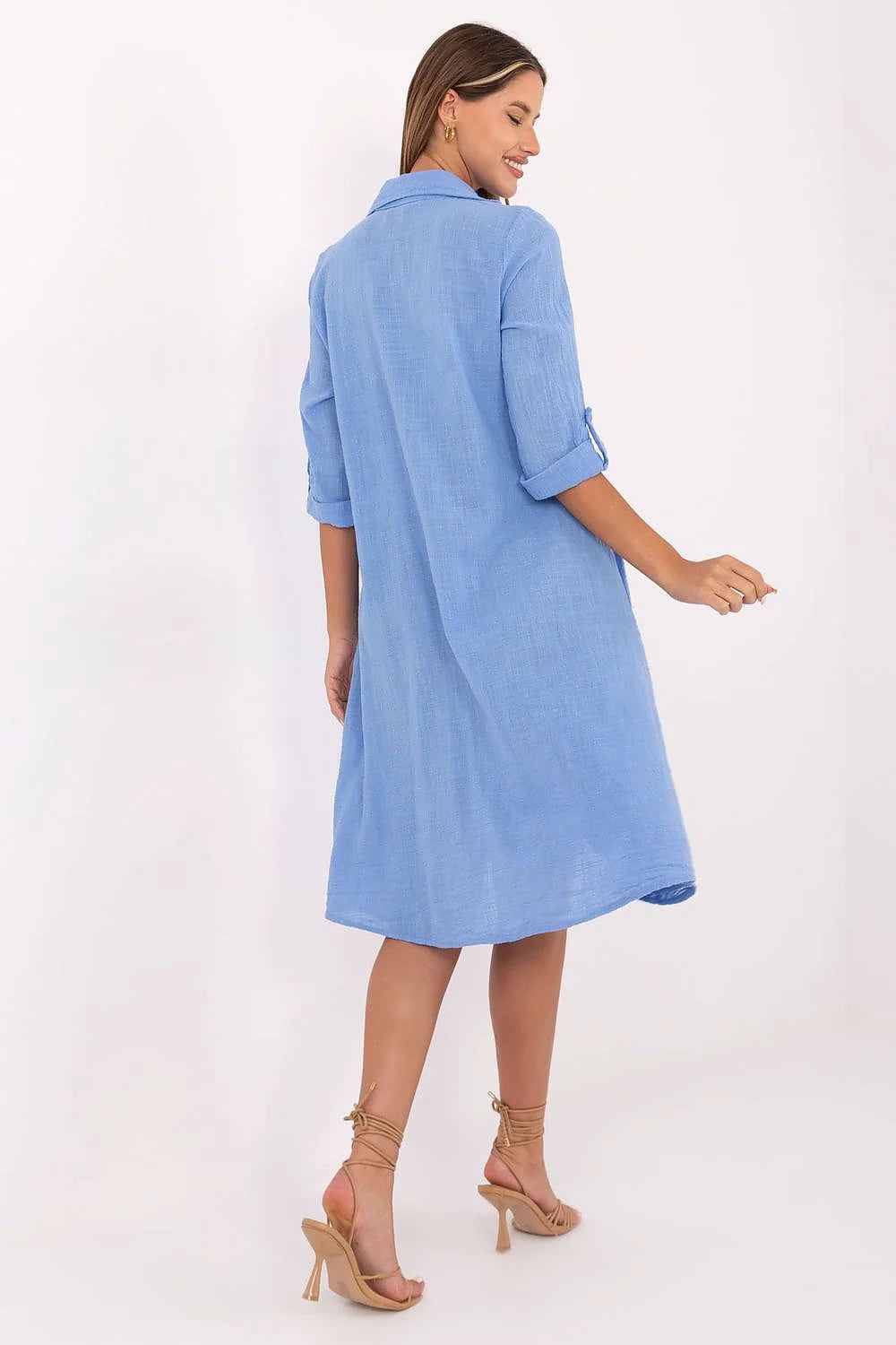 robe chemise coton léger respirant bleu ciel coupe asymétrique ourlet cascade manches trois quarts ajustables boutons poches latérales broderies subtiles