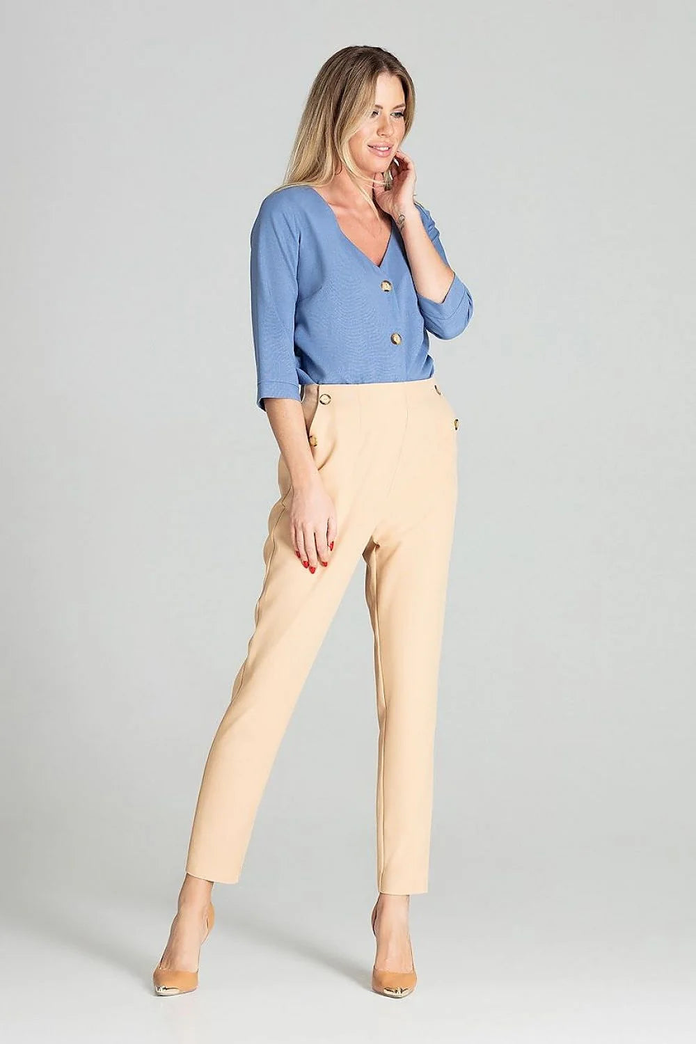 Ensemble chic chemisier coton manches trois-quarts boutons dorés pantalon beige taille haute moderne élégant