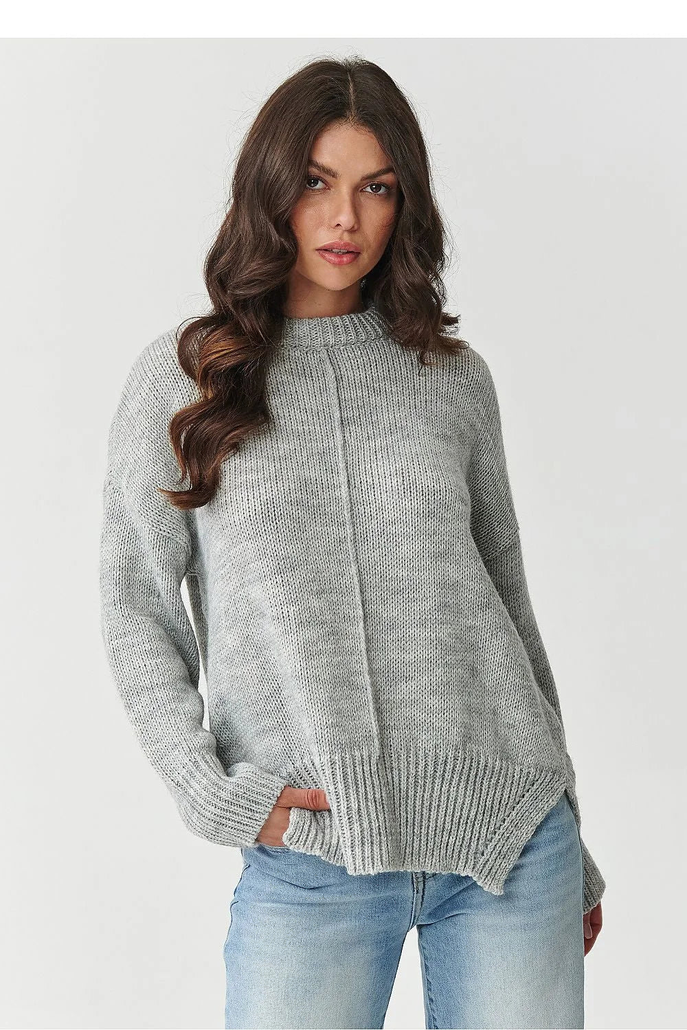 pull femme oversize grosse maille col montant court manches longues épaules tombantes tricot texturé couture centrale décorative bords côtes marqués