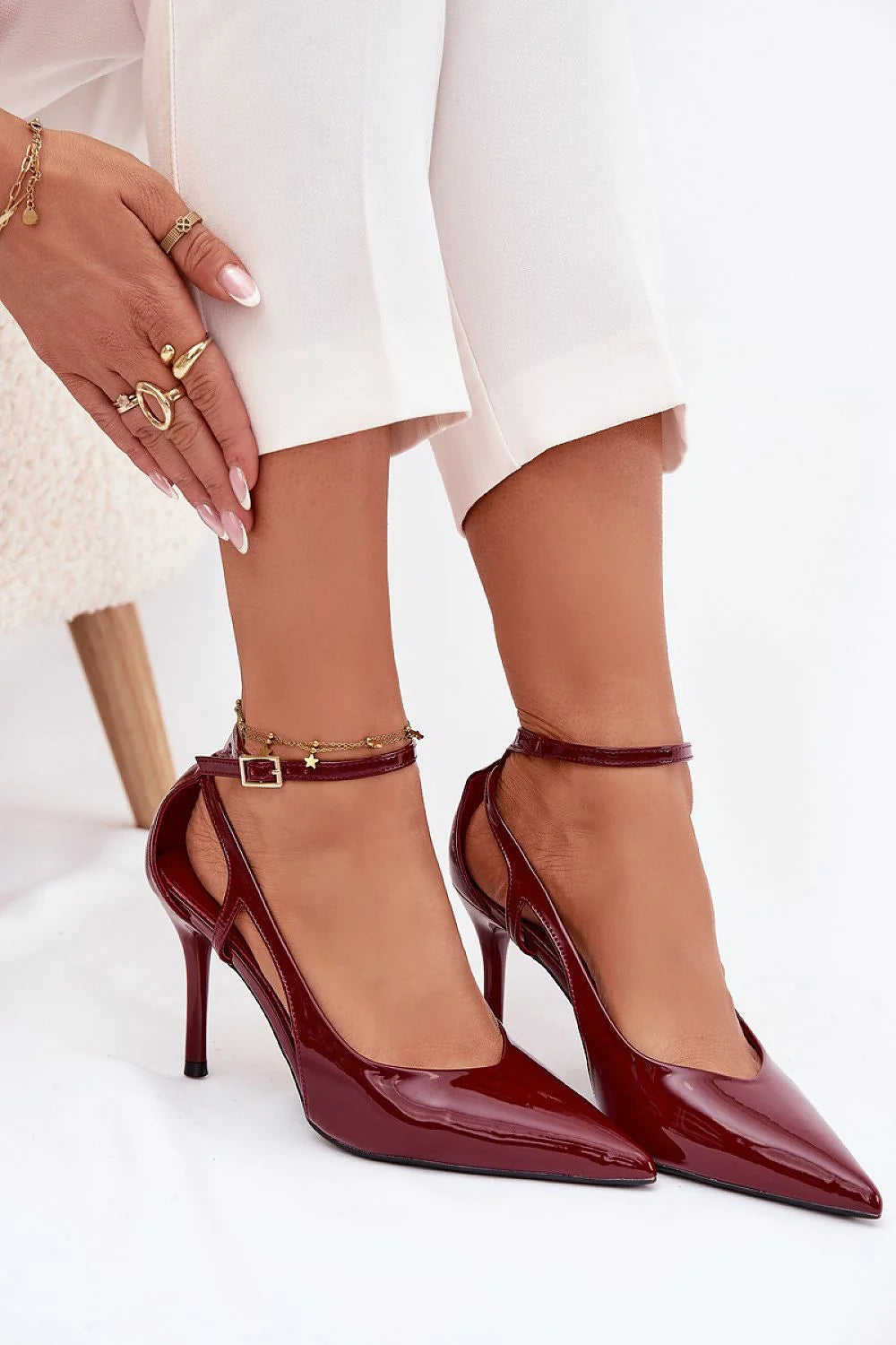 escarpins femme vernis bordeaux pointu bout stiletto talon haut bride cheville réglable boucle découpes latérales raffinées