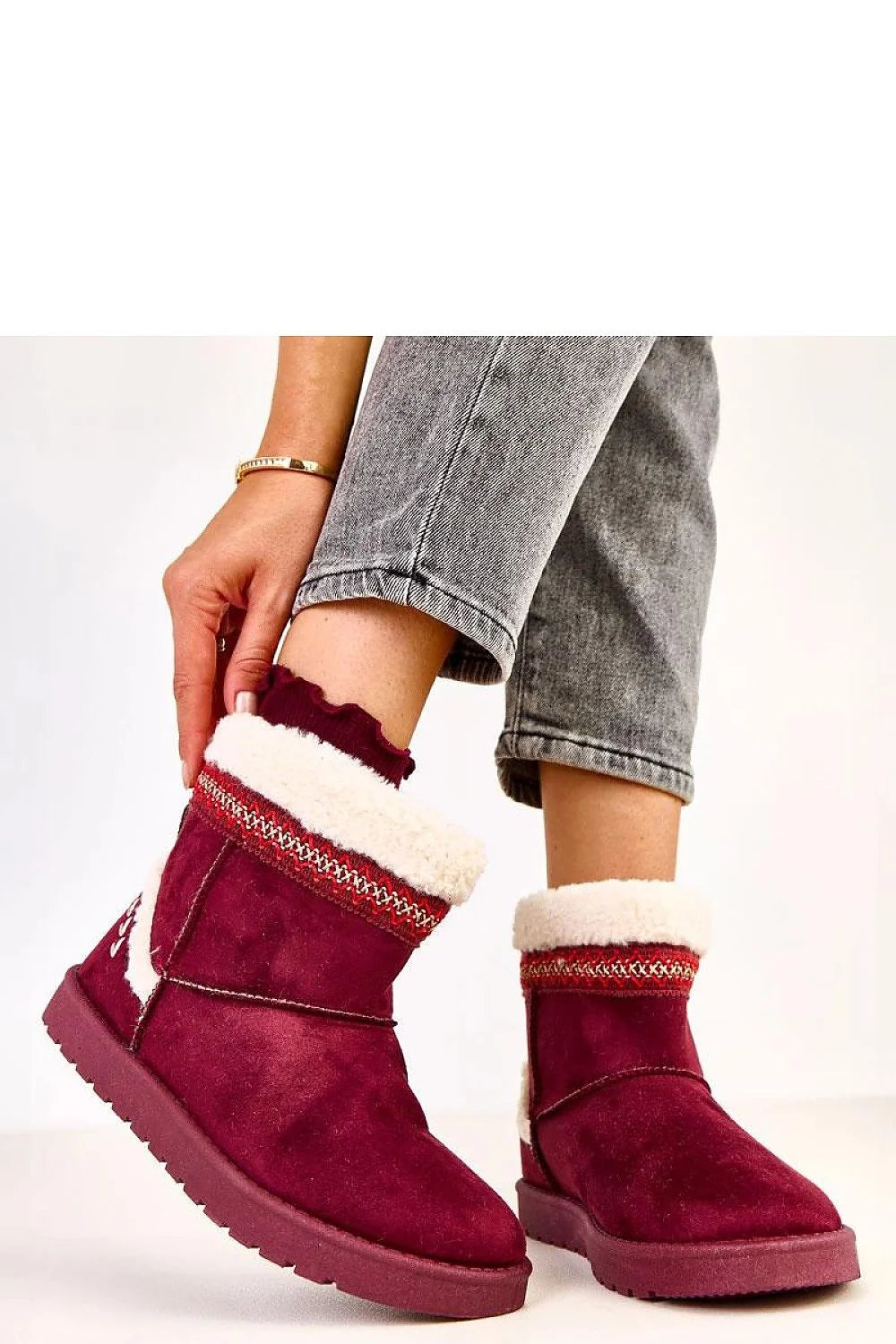 bottines femme fourrées suédine bordeaux cheville courte col roulotté fourrure écrue bordure tricotée rouge blanche semelle caoutchouc antidérapante confort thermique